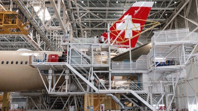 In den eindrücklichen Hangars von Airbus in Toulouse werden die in ganz Europa gefertigten Bauteile, darunter Flügel, Rumpfsegmente, Cockpit und Leitwerke, zu einem Flugzeug zusammengefügt. 