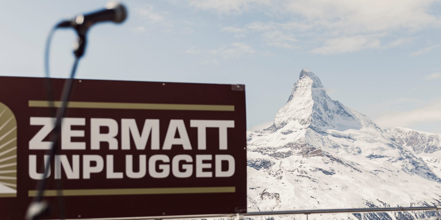 Setay | Blue Lounge f&uuml;r Zermatt Unplugged fotografiert am Monday, 04.04.2022. (Credits: Hanna B&uuml;ker Atance for Zermatt Unplugged)