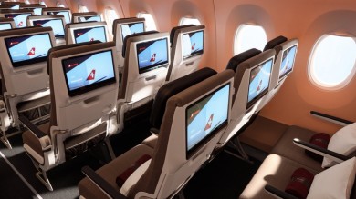 Auch SWISS Economy erlebt ein Upgrade: Ergonomische Sitze bieten mehr Bewegungsfreiheit, grosse Bildschirme sorgen für beste Unterhaltung. 