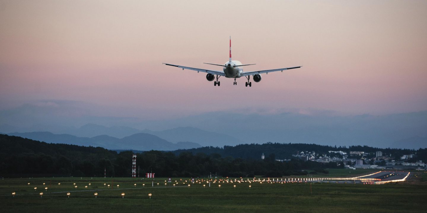 Ein SWISS Flugzeug fliegt über den Wolken.