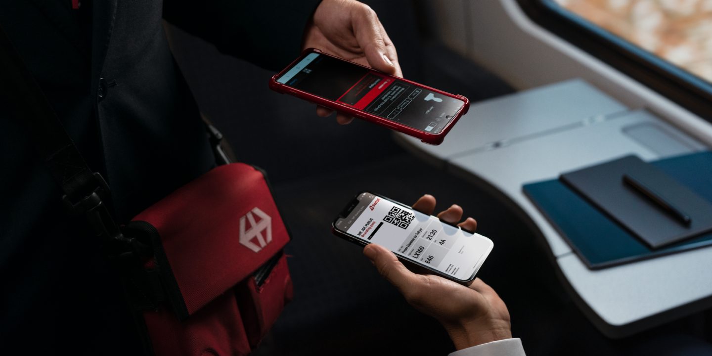 An SBB employee scans a mobile ticket.