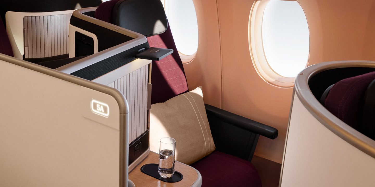 Luxuriöse Business-Class-Sitzplätze in einem Flugzeug.