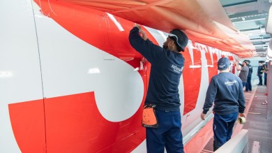 The paint application is done by hand. The five letters of the SWISS logo span a width of 11.5 metres. The livery protects the aircraft structure from corrosion and reduces the effects of UV radiation.