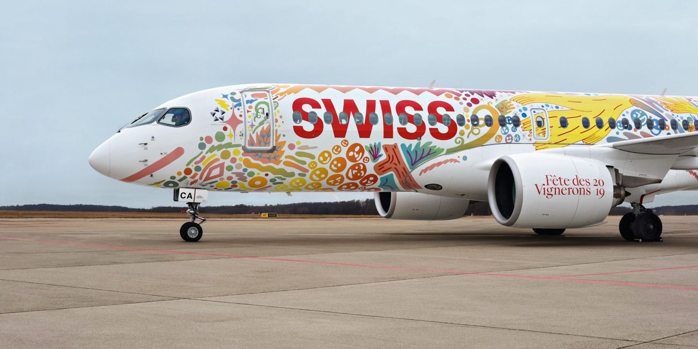 Special Livery GVA, Bombardier CS300, on tarmac // auf Vorfeld  // sur le tarmac