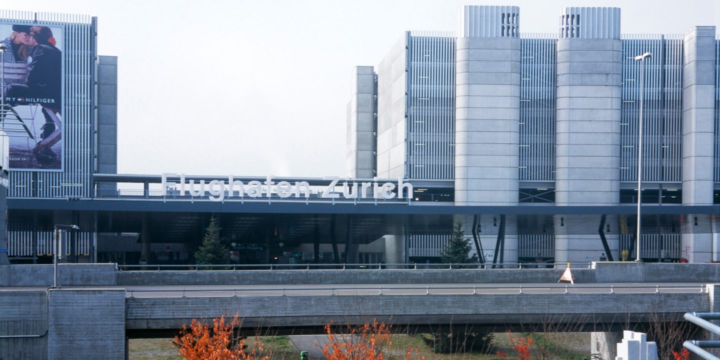 Eine Unterfuehrung mit einer Parkanlage am Flughafen Zuerich in Kloten, aufgenommen am 15. November 2006. (KEYSTONE/Chris Wittwer)An underpass and a parkway at the airport Zurich in Kloten, Switzerland, pictured on November 15, 2006. (KEYSTONE/Chris Wittwer)