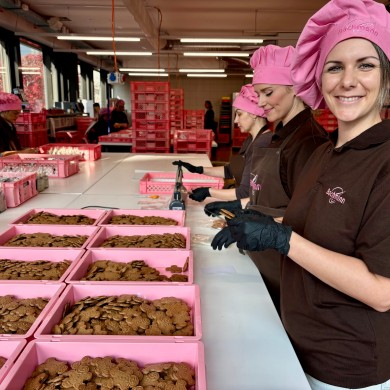 Melanie Weibel is responsible for products at SWISS. She helps with packaging during the visit to Bachmann. 