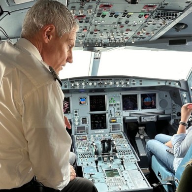 Während des Flugzeugbesuchs erhalten die Teilnehmenden faszinierende Einblicke ins Cockpit und erfahren mehr über die Arbeit der Pilotinnen und Piloten.