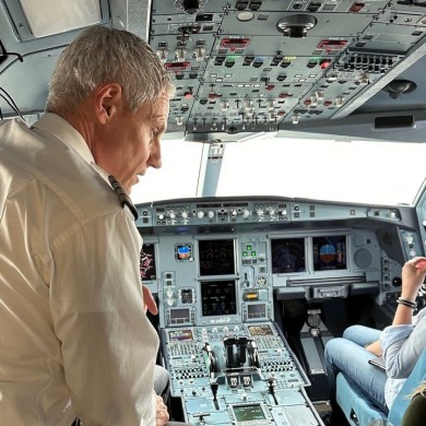 A visit to the cockpit gives participants a fascinating behind-the-scenes look at the pilots’ workplace and the technology that supports every flight.
