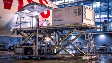 An den Abenden des 30. und 31. Dezembers waren die Bäuche der SWISS Boeing 777 von ZRH nach GRU mit je 5 Envirotainer RAP Containern mit wertvollen Impfstoffen beladen. 