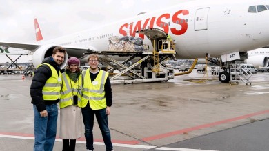 Die Maschine wurde in Einzelteile zerlegt und sicher in speziell konstruierten Kisten verpackt, um den Transport zu erleichtern und Schutz und Stabilität während der gesamten Reise zu gewährleisten. Die Kisten wurden anschliessend in den Frachtraum, den so genannten Belly, einer SWISS Maschine verladen, die in die USA flog.