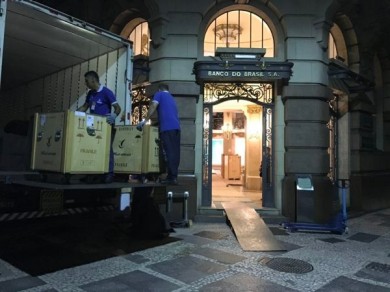 Lieferung der Kisten an den Ausstellungsort in São Paulo 1.