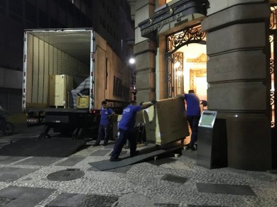 Delivery of the crates to the exhibition venue in São Paulo 2.