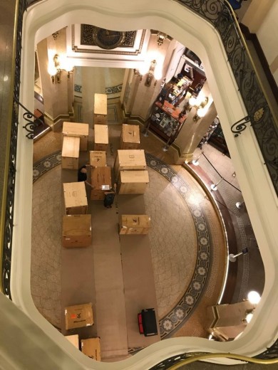 Die geringe Grösse der Aufzüge und Treppenhäuser an den drei verschiedenen Veranstaltungsorten in Brasilien war eine der grössten logistischen Herausforderungen bei dieser Ausstellung.