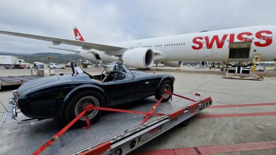 Auf dem Rollfeld wartete ein glänzender, dunkelgrüner Shelby Cobra 289 aus dem Jahr 1964 darauf, in den Bauch einer unserer Boeing 777-300ER verladen zu werden, um nach Los Angeles zu fliegen.