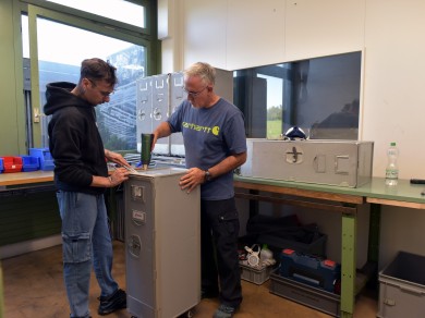 Remi and Francesco from Züriwerk remove adhesive residue using a heat gun.