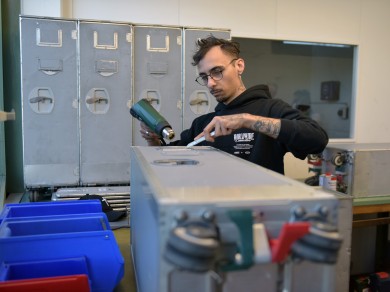 Francesco from Züriwerk is working on a trolley in order to transforme it into a unique piece.